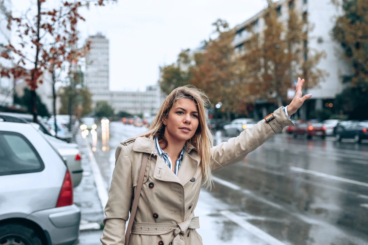 mujer busca taxi